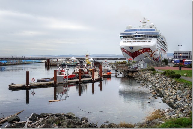 Norwegian Jewel,Ogden Point,Victoria Cruise Ship Terminal,James Bay,tugs boats,pilot boats