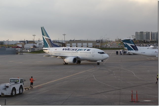 airplane,jet,Calgary Airport,Westjet,YYC,Boeing 737-600,C-GXWJ